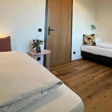 מלון Hotel-weingut Bernard *