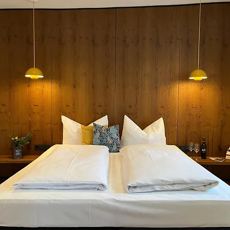 מלון Hotel-weingut Bernard *