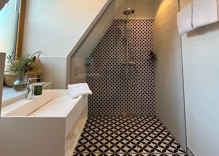 Отель Hotel-weingut Bernard